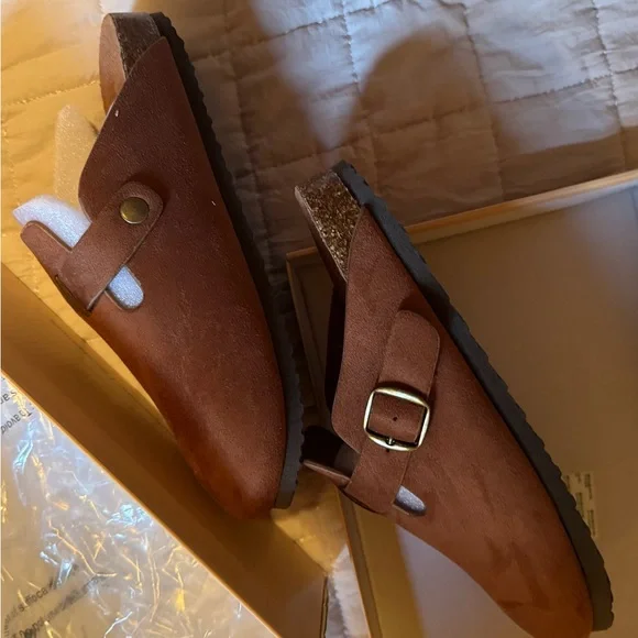 Soda Slip on Suede Clogs NEW IN BOX - Picture 5 of 7